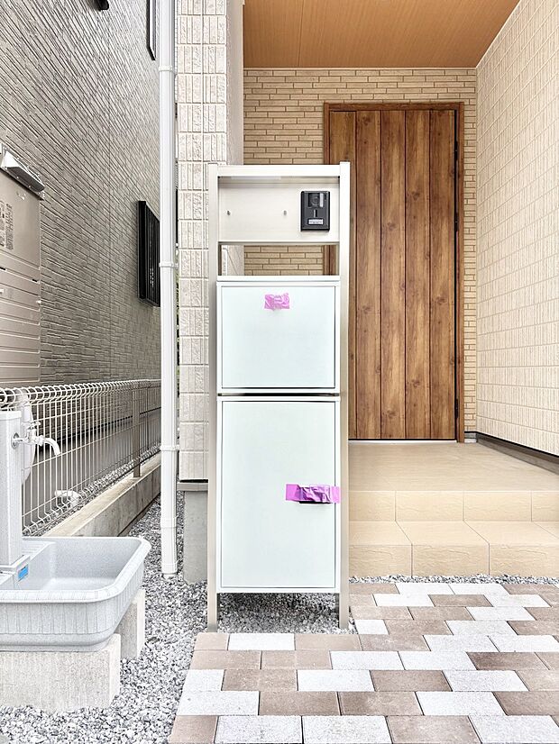 表札・インターホン・ポスト・宅配BOXをひとつに集約。エントランスになじむシンプルデザイン。