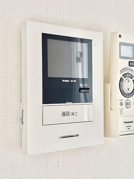 訪問者が一目でわかる安心のＴＶモニター付きインターホン。