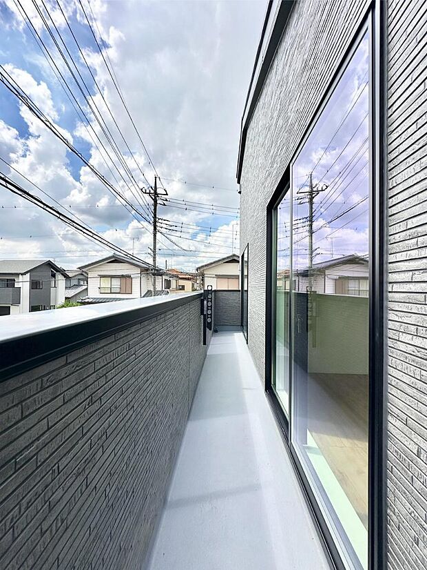 暖かな陽光が降り注ぐバルコニーはお洗濯におすすめ。爽やかな風も心地よいです。