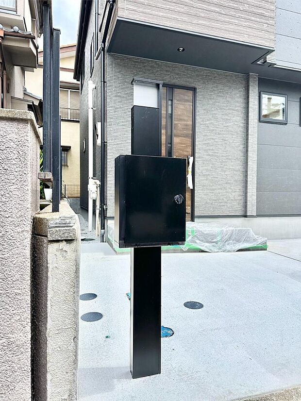 シンプルデザインのポスト。
