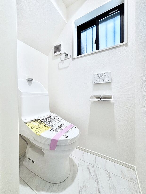 換気用小窓があり、明るく清潔な空間です。 