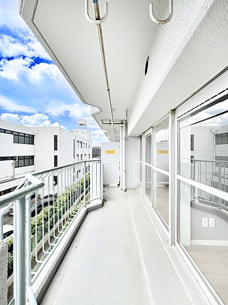 お部屋に開放感と採光をプラスしてくれるバルコニー