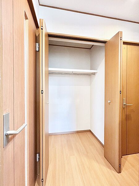内装「無料オンライン相談」受付中！2階廊下クローゼット。奥行きがあるので厚手の衣類もすっきり収まります。