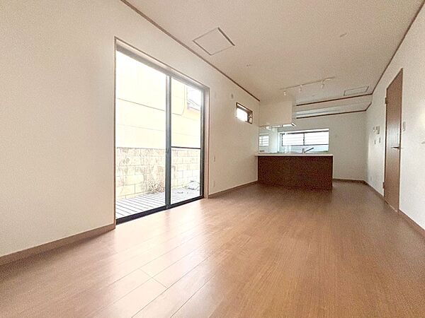 大きな窓からたっぷりの陽光と風を感じられるリビング