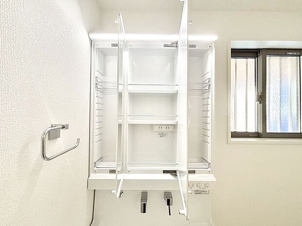 三面鏡の裏に、化粧品や衛生用品などを収納可能。洗面台をすっきりと保ちます!