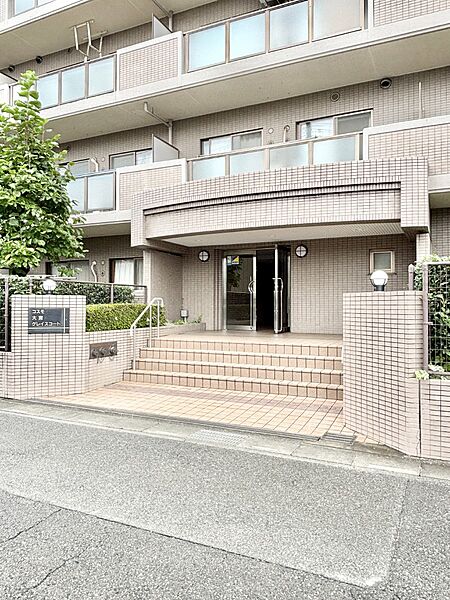 落ち着いた雰囲気のエントランス　
