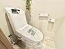 トイレ：明るく清潔感のあるトイレです。  