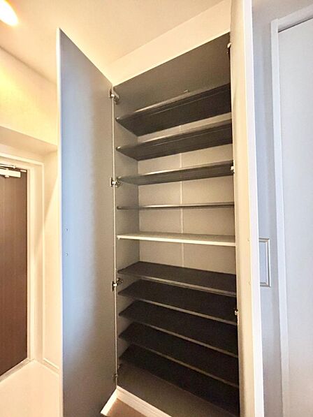収納力ある下駄箱の活用で玄関廻りはいつでもスッキリ