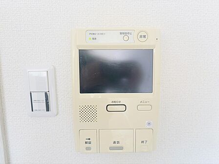訪問者が一目でわかる安心のＴＶモニター付きインターホン。   