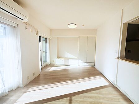 明るい陽光が注ぎ、寛ぎの雰囲気に満たされるダイニング。 