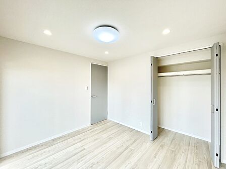 お子さまのお部屋としても!衣類の整理整頓に便利なクローゼット付きの洋室。