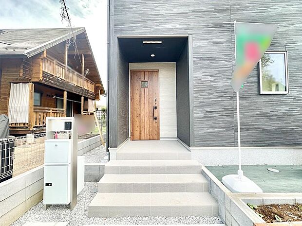 住まいの顔を演出する、玄関ドア。