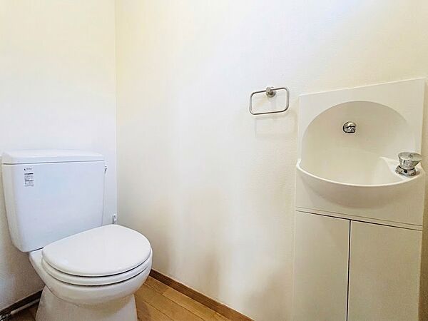 内装「無料オンライン相談」受付中！明るく清潔感のあるトイレです。