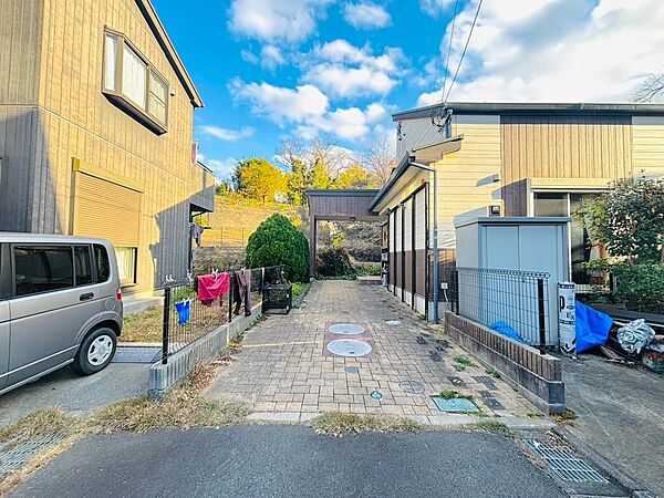 外観「無料オンライン相談」受付中！生活に欠かせない駐車スペース。