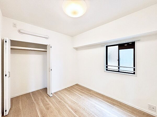 お子さまのお部屋としても！衣類の整理整頓に便利なクローゼット付きの洋室。