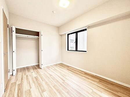 内装「無料オンライン相談」受付中!やさしい光がさしこむ居室はしっかり収納付き