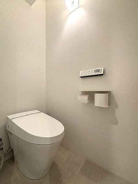 明るく清潔感のあるトイレです。