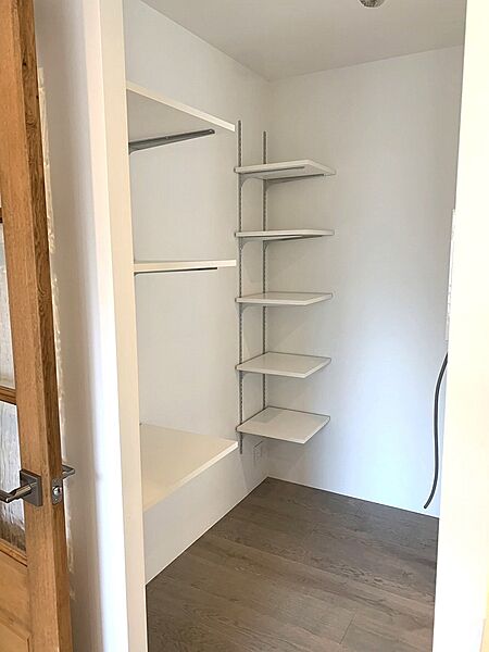 キッチンそばにパントリーがございます