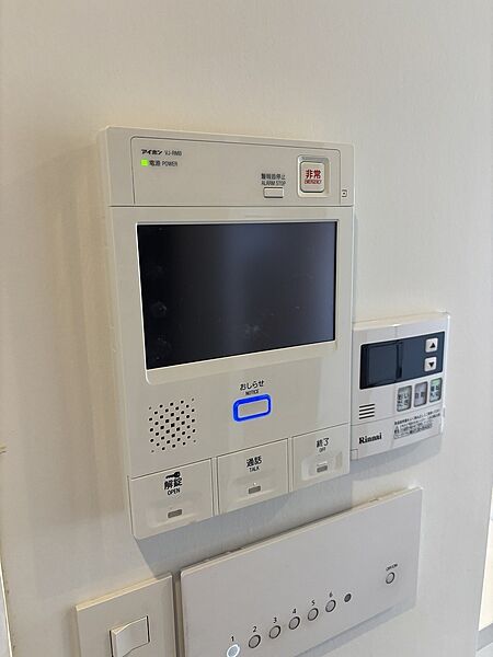 訪問者が一目でわかる安心のＴＶモニター付きインターホン。