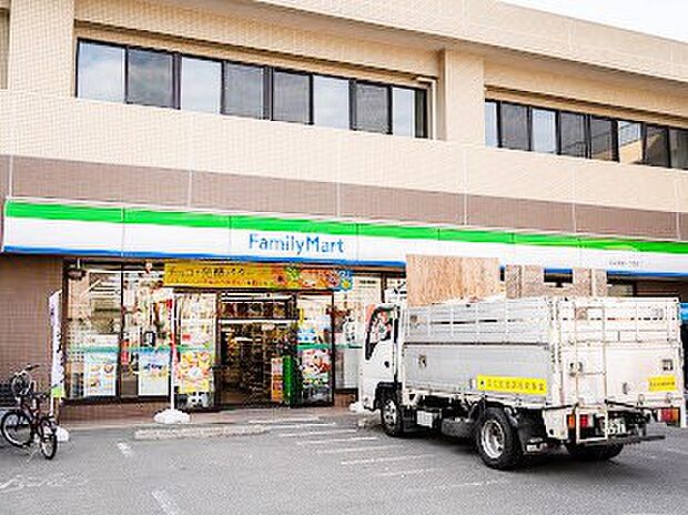 コンビニ 200m ファミリーマート 足立宮城一丁目店