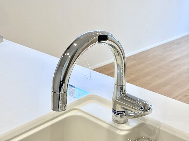 センサーに手をかざすだけで吐水／止水ができるタッチレス水栓。浄水器付き。