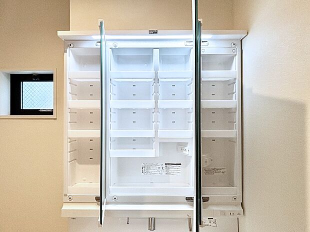三面鏡の裏に、化粧品や衛生用品などを収納可能。洗面台をすっきりと保ちます！