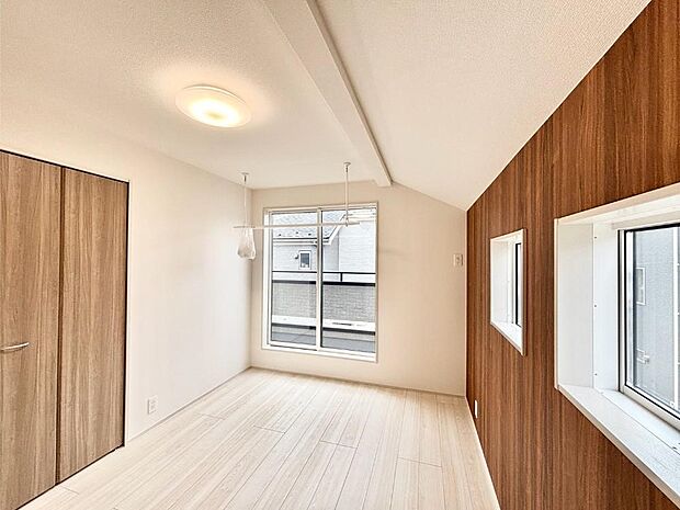 2面採光で気持ちよく自然光が取り入れられるのでお子様のお部屋にもピッタリ
