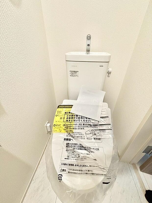 明るく清潔感のあるトイレです。