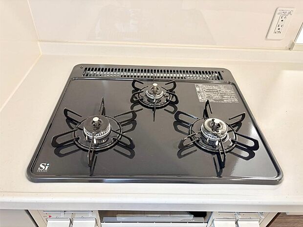 三口あるコンロでお料理も快適に