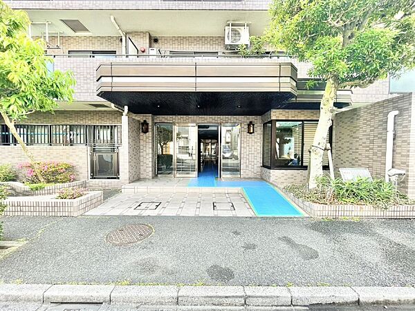 落ち着いた雰囲気のエントランス