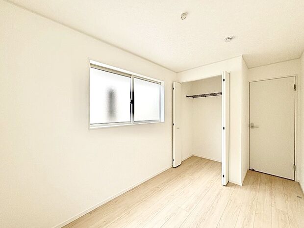 お子さまのお部屋としても!衣類の整理整頓に便利なクローゼット付きの洋室。