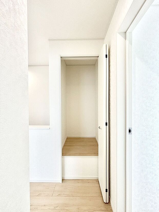 廊下収納。掃除道具や季節の小物を収納することができます。