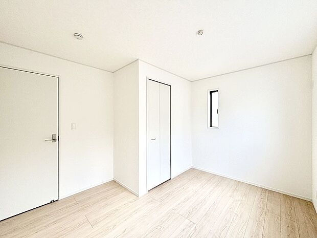 お子さまのお部屋としても!衣類の整理整頓に便利なクローゼット付きの洋室。