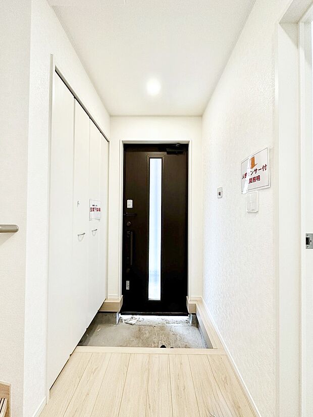 ガラススリットの入った玄関ドアが室内に光を届けてくれます