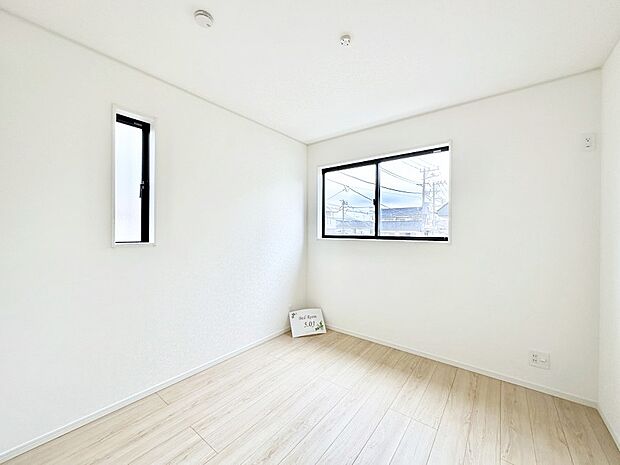 2面採光の洋室。窓から入り込む陽光がお部屋全体を優しく包み込みます!