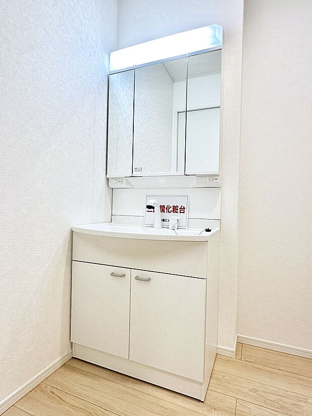 大きく見やすい三面鏡で清潔感ある洗面台は、身だしなみチェックや肌のお手入れにおすすめです。 