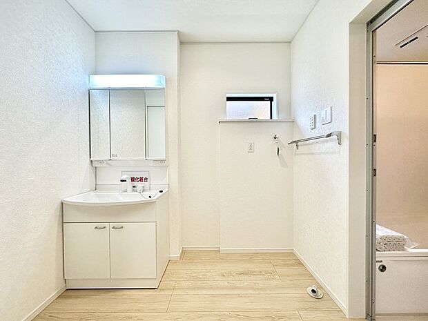 小窓がついているので湿気の多い場所でも換気が十分行えます。毎日の身支度を気持ち良く！