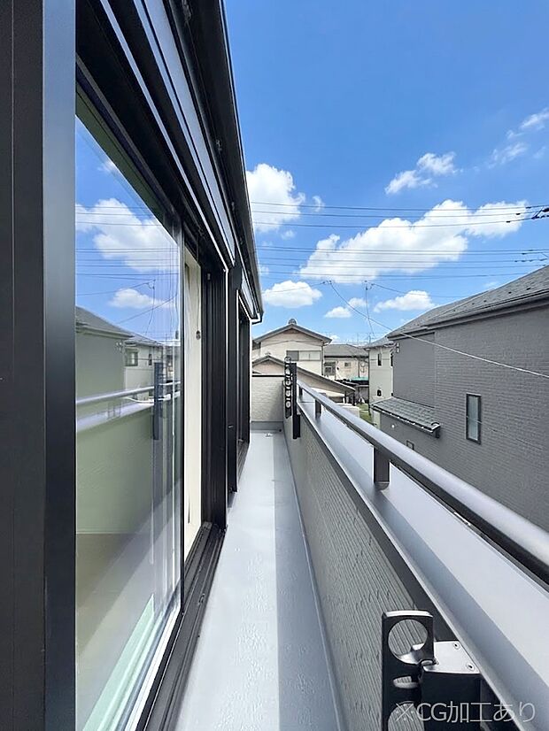 南向きのバルコニー!ご家族の洗濯物はもちろん、お布団もたっぷり干せます!