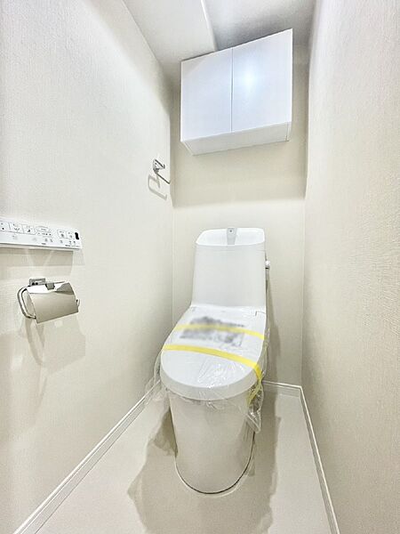 明るく清潔感のあるトイレです。