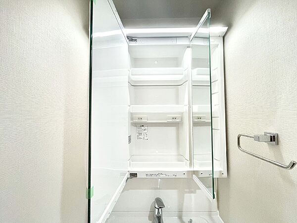 三面鏡の裏に、化粧品や衛生用品などを収納可能。洗面台をすっきりと保ちます！