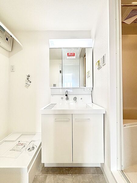 清潔感ある洗面化粧室で朝の身支度も快適