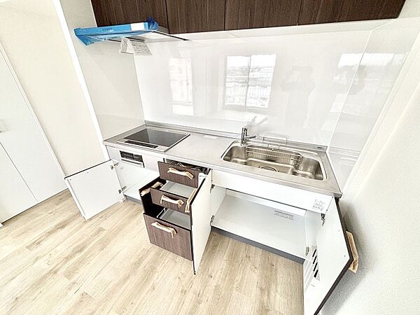 調理器具などもしっかり収納できます