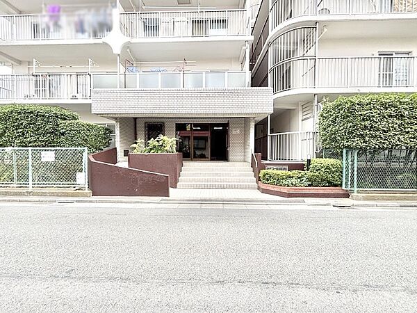 外観 綺麗なエントランスは、居住者を優しく迎えいれてくれます