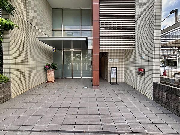落ち着いた雰囲気のエントランス