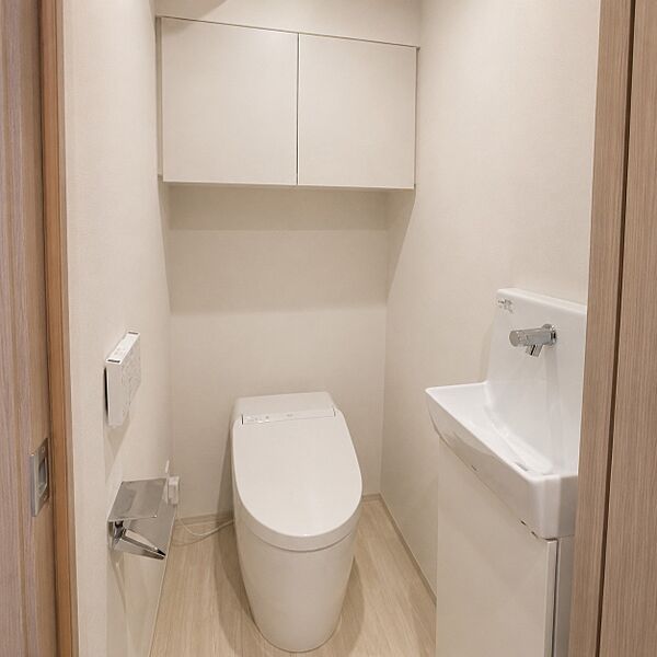 明るく清潔感のあるトイレです。