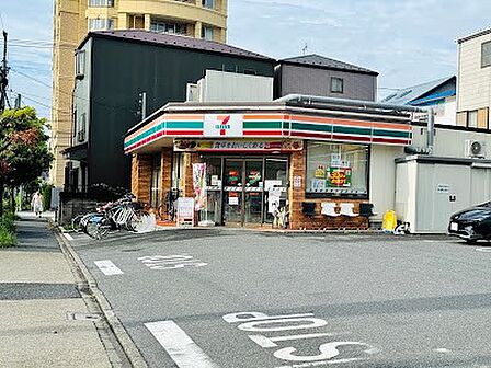 コンビニ 200m セブン-イレブン 足立東綾瀬店