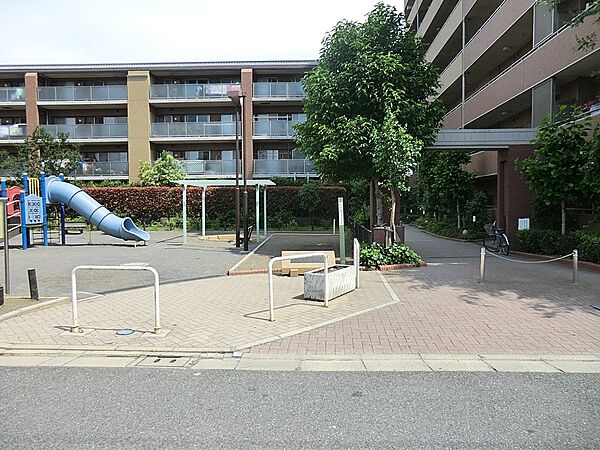 公園 300m 早実グラウンド記念公園
