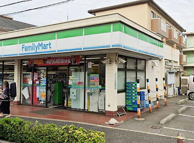 コンビニ 300m ファミリーマート 西川口四丁目店
