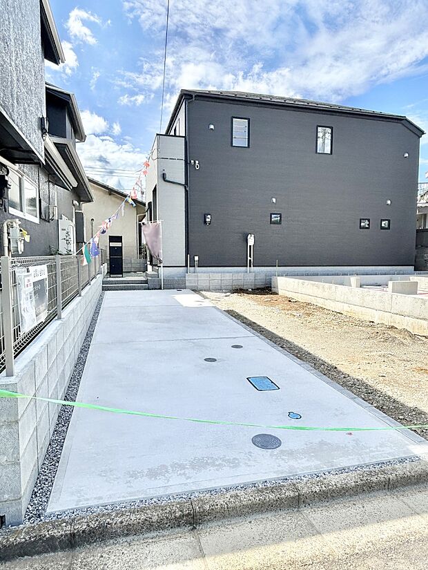2台(車種による)駐車可!ご家族みんなの自転車も置ける広々カースペース。