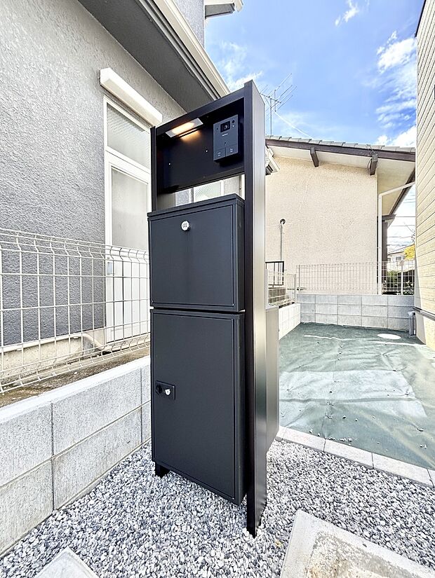 表札・インターホン・ポスト・宅配BOXをひとつに集約。エントランスになじむシンプルデザイン。